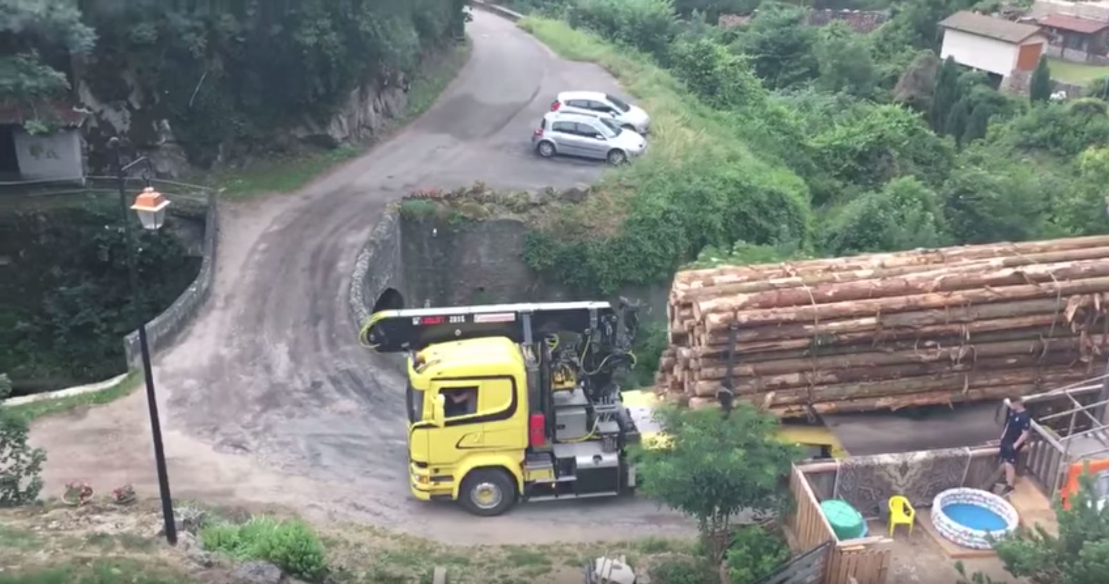 respek driver lori boleh lepas selekoh tajam sambil bawa muatan panjang