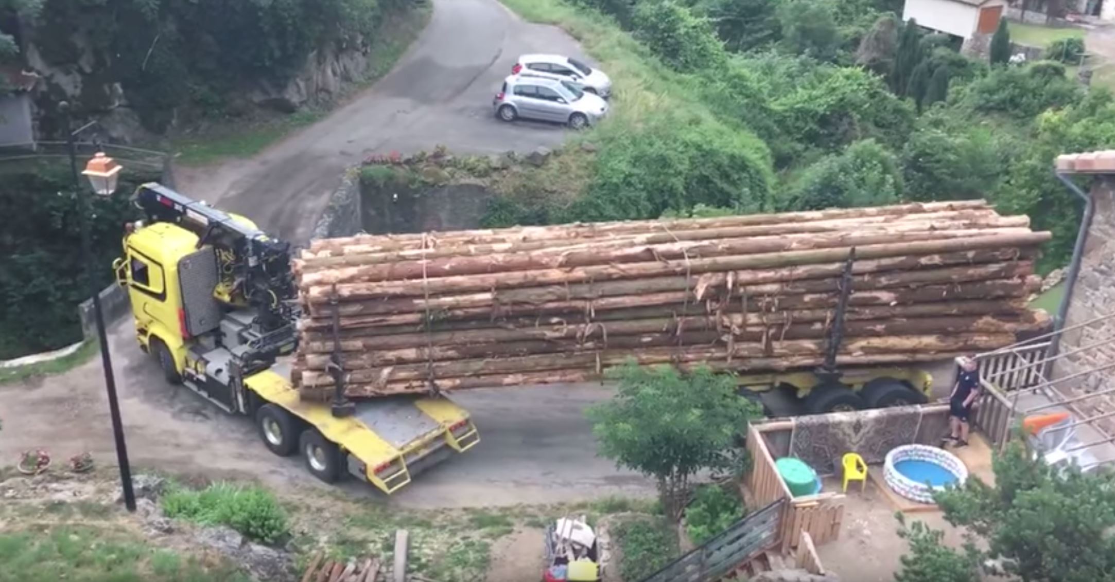 respek driver lori boleh lepas selekoh tajam sambil bawa muatan panjang