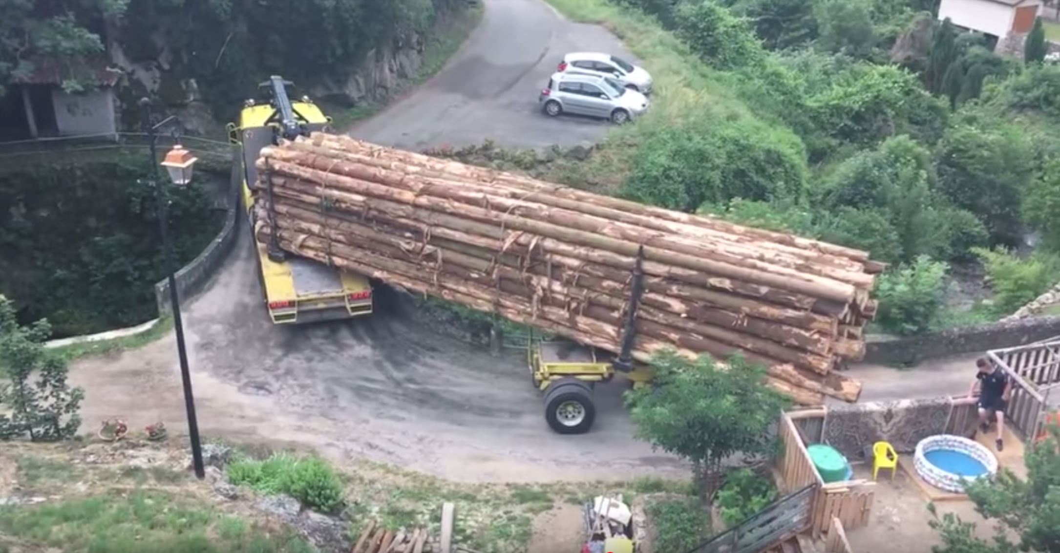 respek driver lori boleh lepas selekoh tajam sambil bawa muatan panjang