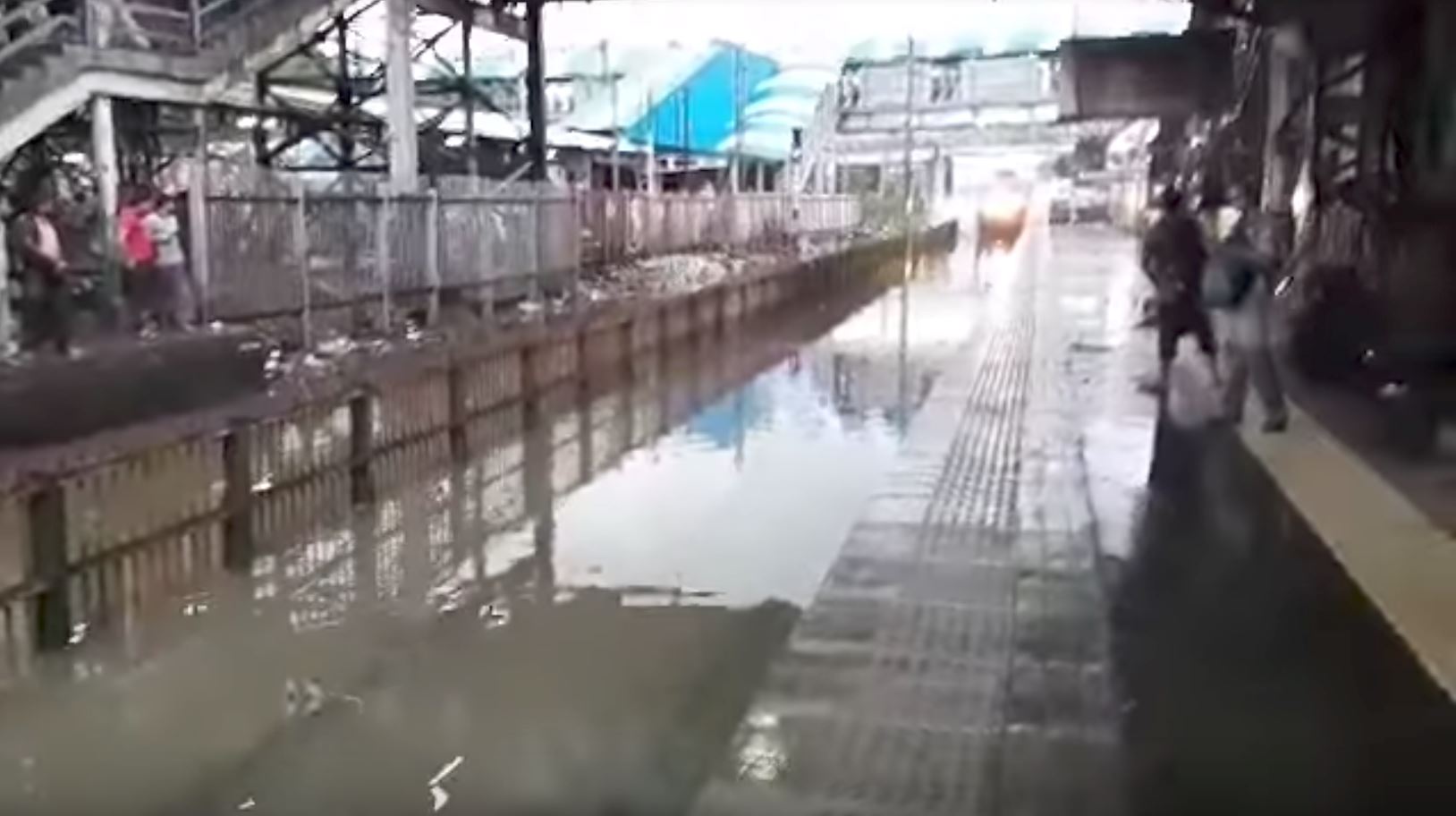 dah macam taman tema bila kereta api lalu landasan yang penuh air