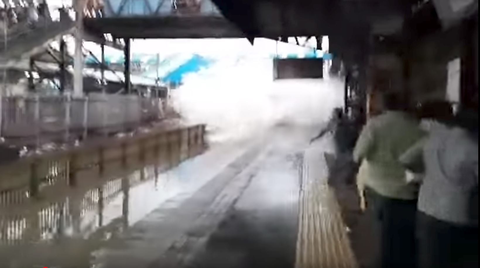 dah macam taman tema bila kereta api lalu landasan yang penuh air