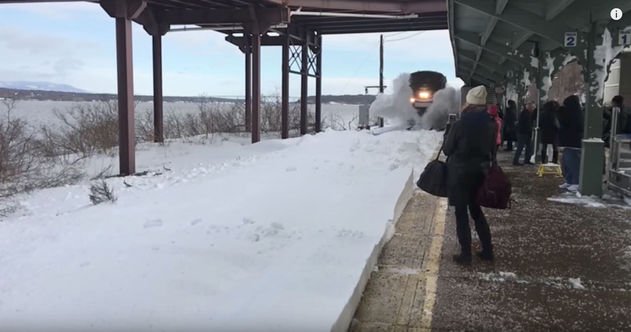 dah macam taman tema bila kereta api lalu landasan yang penuh air