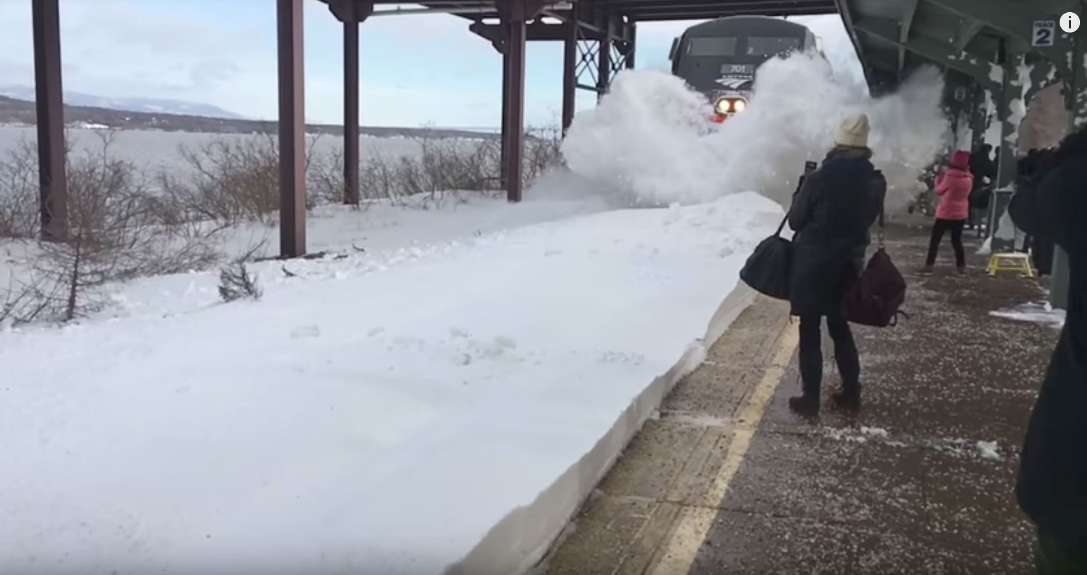 dah macam taman tema bila kereta api lalu landasan yang penuh air