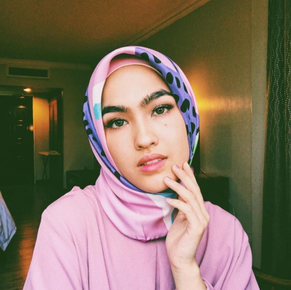 kenapa perempuan kalau ambil gambar kepala mesti nak senget ?