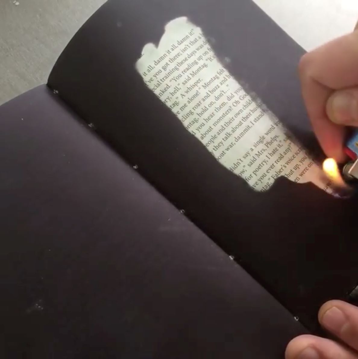 kena bakar buku ini dulu, baru boleh baca isi kandungannya