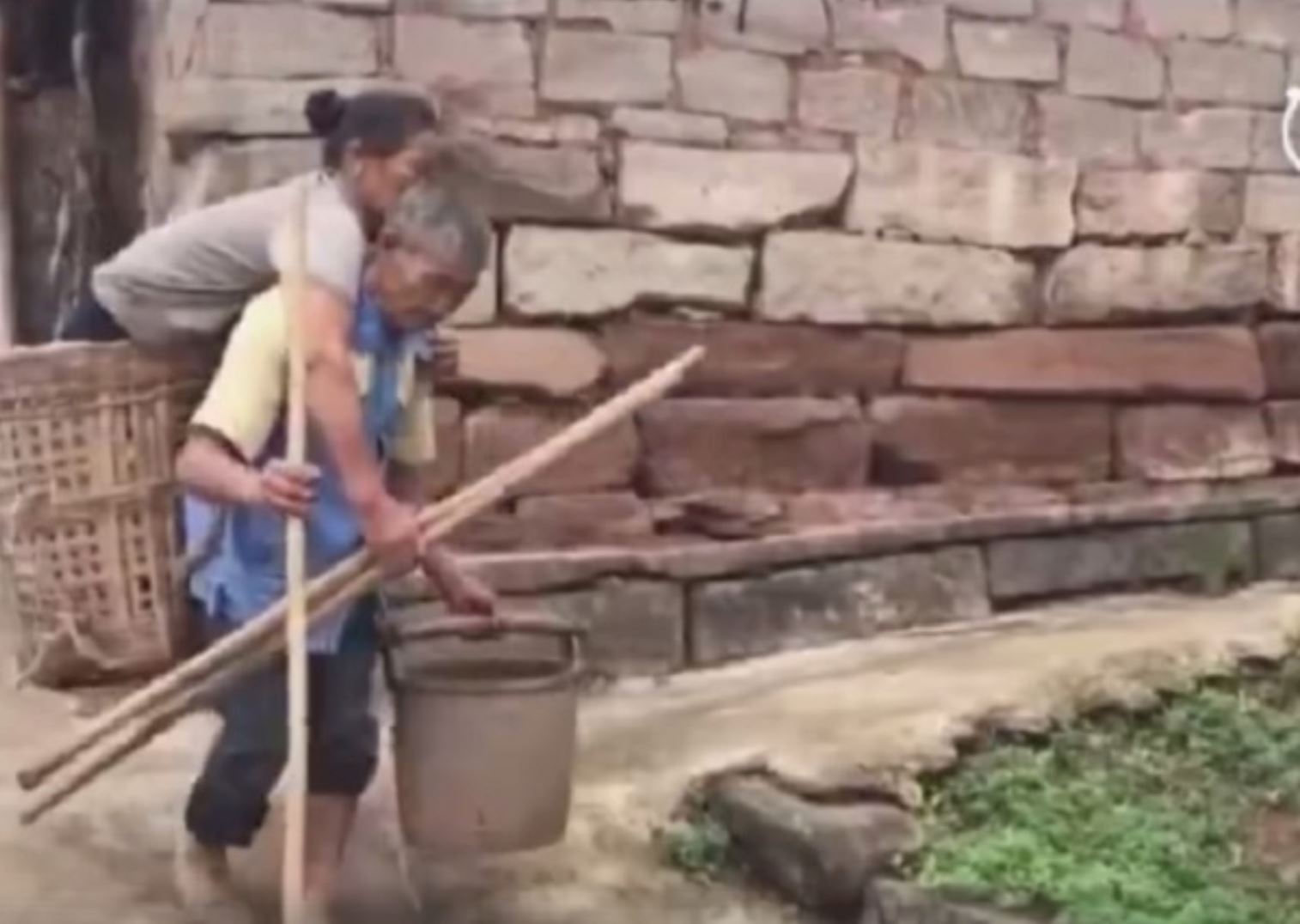 isteri kurang upaya duduk dalam bakul jadi mata untuk suami buta cari rezeki