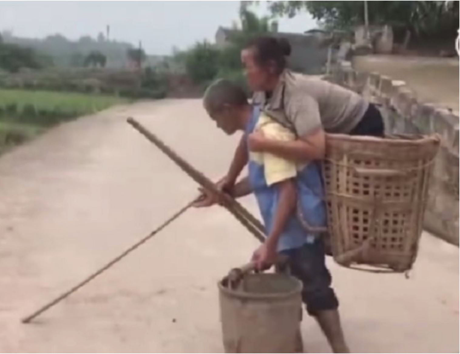 isteri kurang upaya duduk dalam bakul jadi mata untuk suami buta cari rezeki