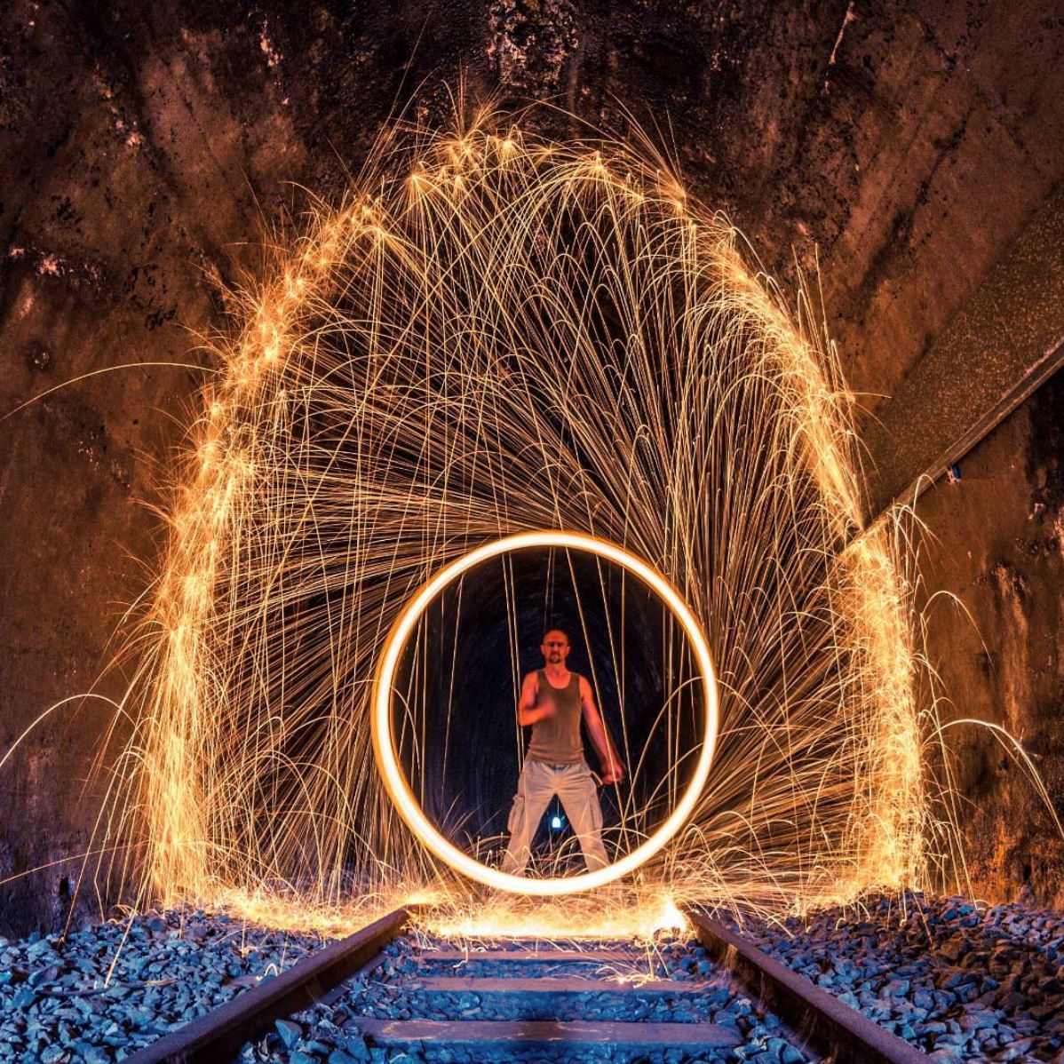 hebat! guna cahaya je boleh hasilkan lukisan secantik ni?