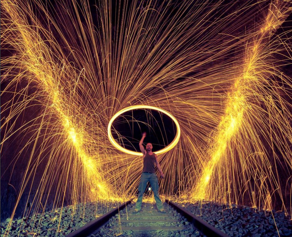 hebat! guna cahaya je boleh hasilkan lukisan secantik ni?