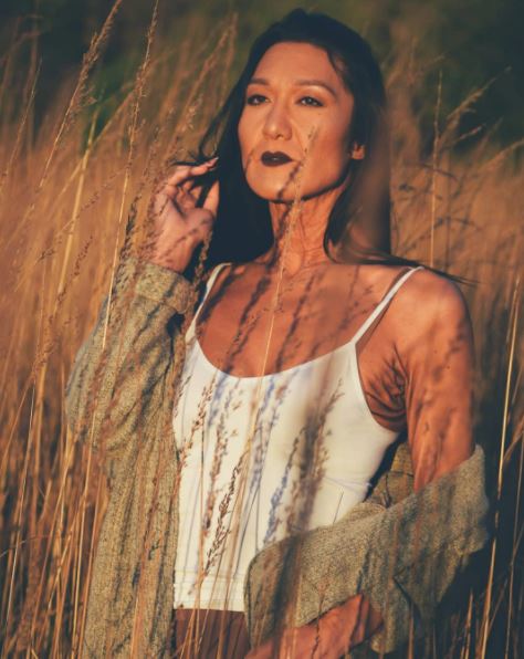 wanita 26 tahun jadi model popular walaupun kulit seperti nenek tua