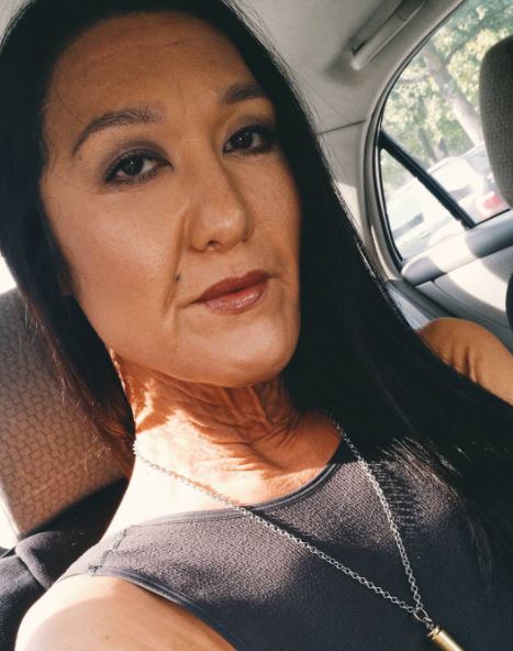 wanita 26 tahun jadi model popular walaupun kulit seperti nenek tua