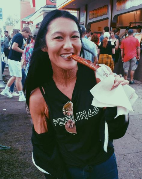 wanita 26 tahun jadi model popular walaupun kulit seperti nenek tua