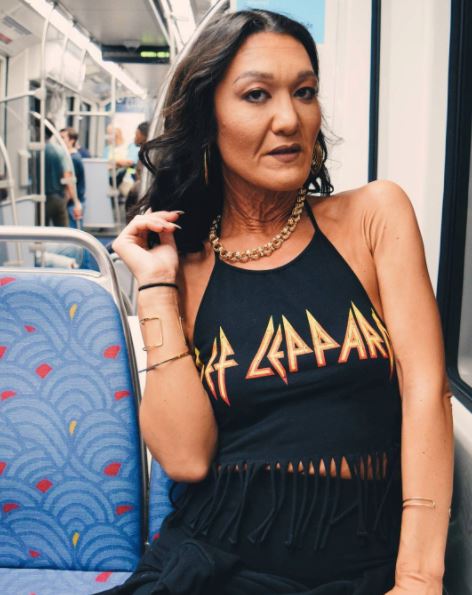 wanita 26 tahun jadi model popular walaupun kulit seperti nenek tua