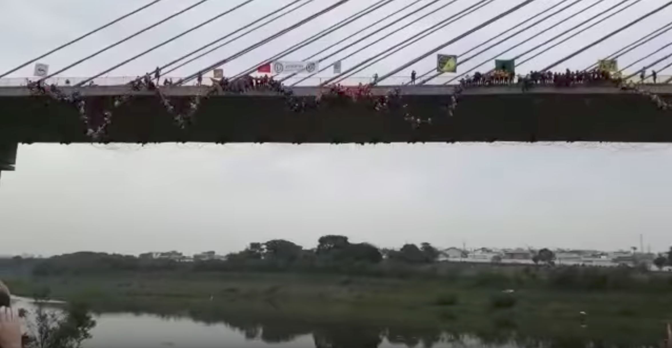 245 orang terjun serentak daripada jambatan setinggi 98 kaki