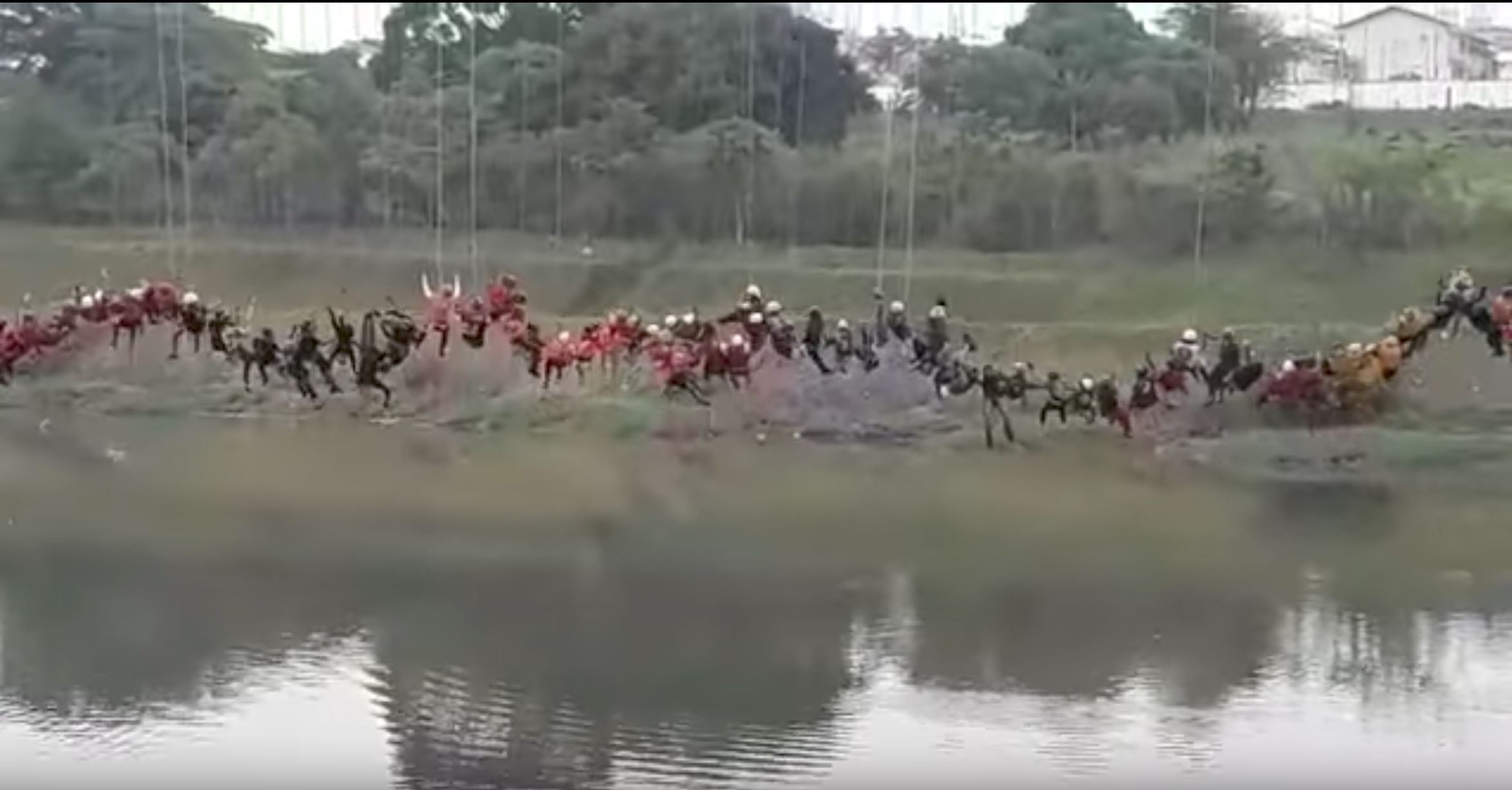 245 orang terjun serentak daripada jambatan setinggi 98 kaki