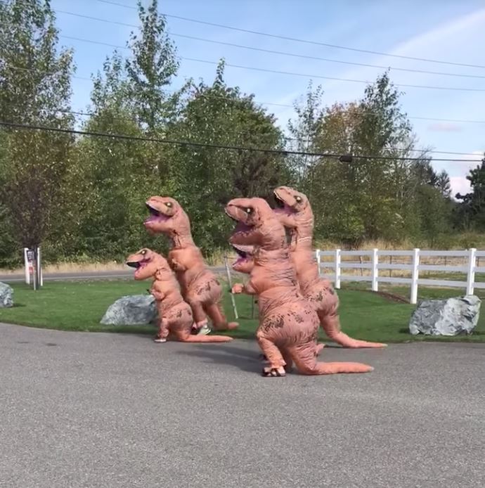 satu keluarga t-rex sambut meriah anak pulang dari sekolah 