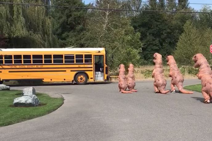 satu keluarga t-rex sambut meriah anak pulang dari sekolah 