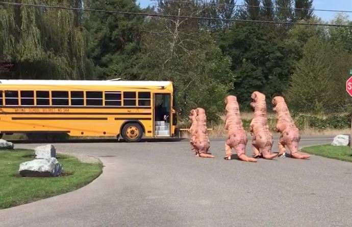 satu keluarga t-rex sambut meriah anak pulang dari sekolah 