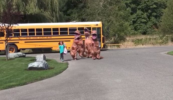 satu keluarga t-rex sambut meriah anak pulang dari sekolah 