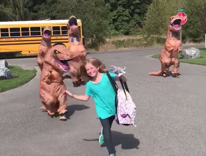 satu keluarga t-rex sambut meriah anak pulang dari sekolah 