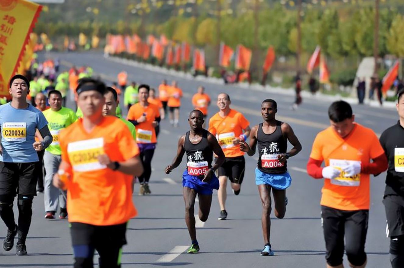 lelaki menang marathon bertaraf antarabangsa guna sandal biru ni je