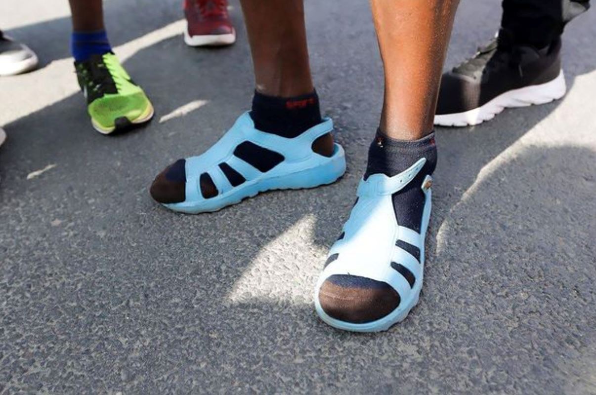 lelaki menang marathon bertaraf antarabangsa guna sandal biru ni je