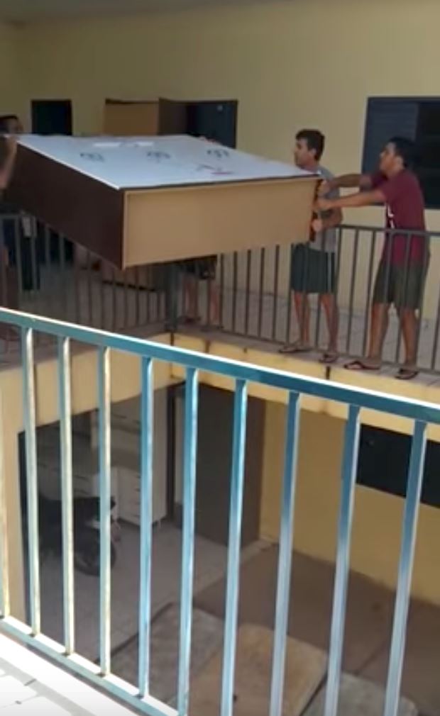 ingatkan lapik tilam boleh cepat pindahkan almari dari tingkat atas