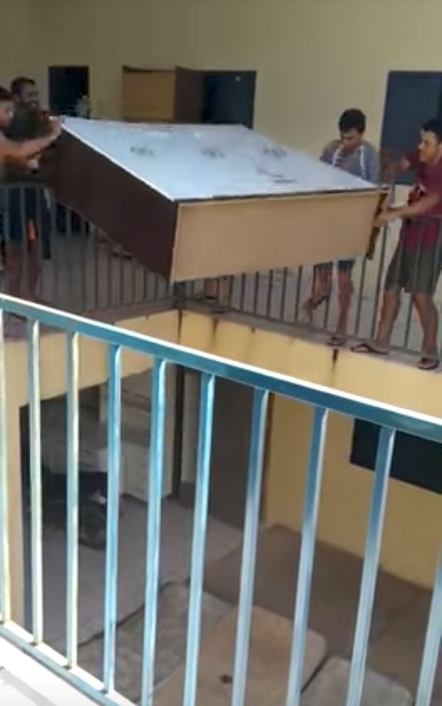 ingatkan lapik tilam boleh cepat pindahkan almari dari tingkat atas