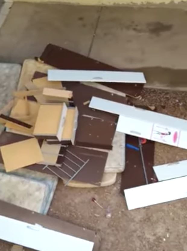 ingatkan lapik tilam boleh cepat pindahkan almari dari tingkat atas