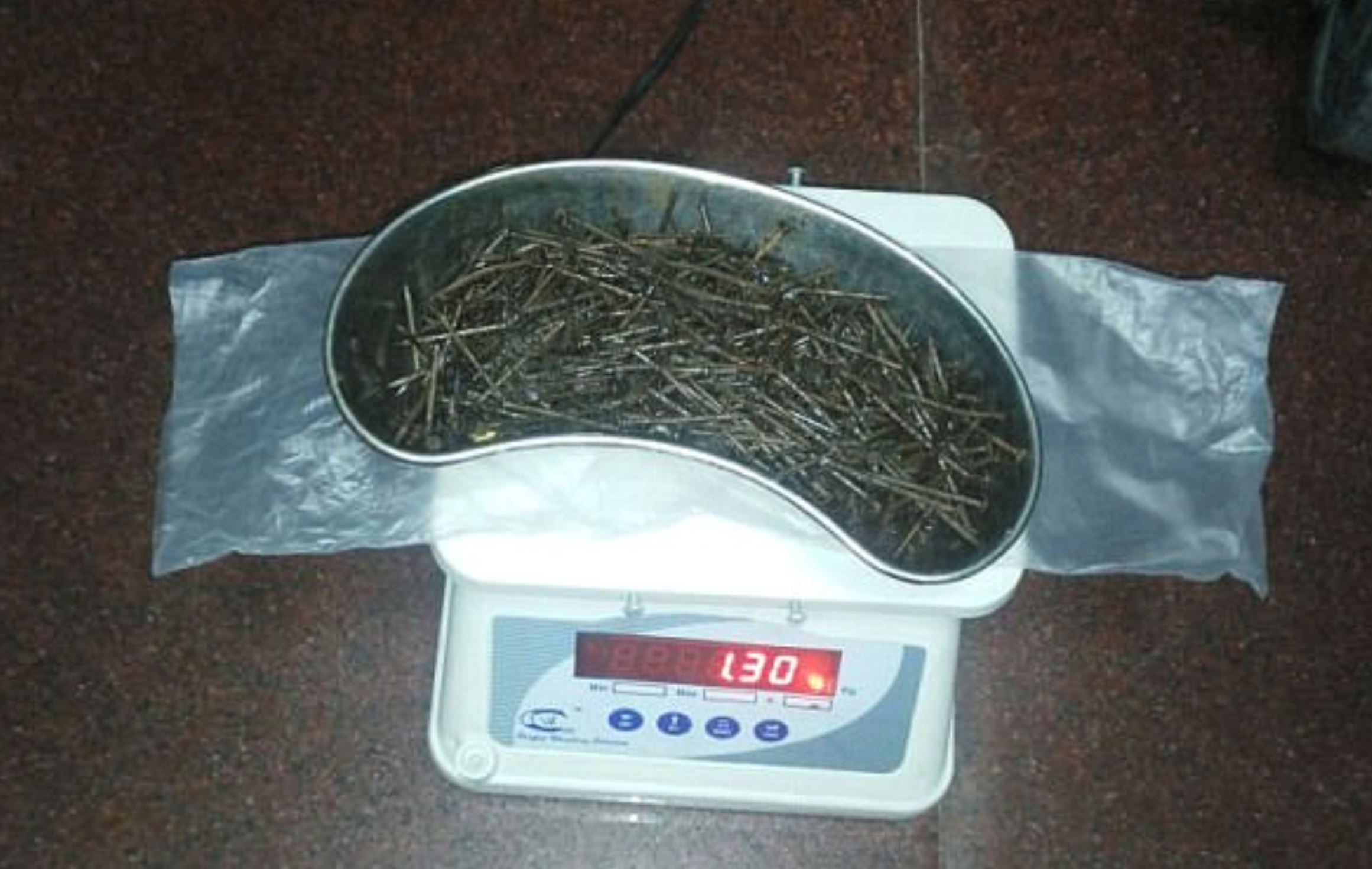 jarum dan pin antara 70 objek tajam yang keluar daripada kaki wanita ini