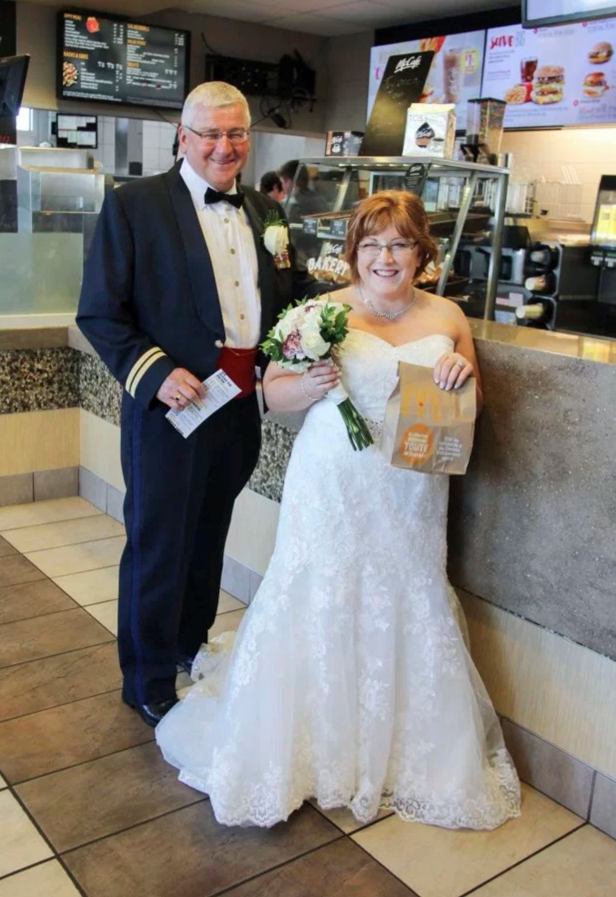 selepas 27 tahun, ayah tunai janji bawa ke restoran kalau anak dia kahwin