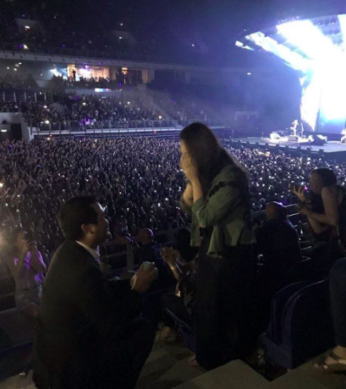 dua pasangan melamar pasangan masing-masing masa konsert live ed sheeran