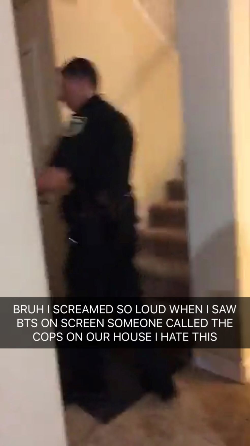 gadis menjerit sebab artis k-pop muncul dalam tv, polis datang siasat