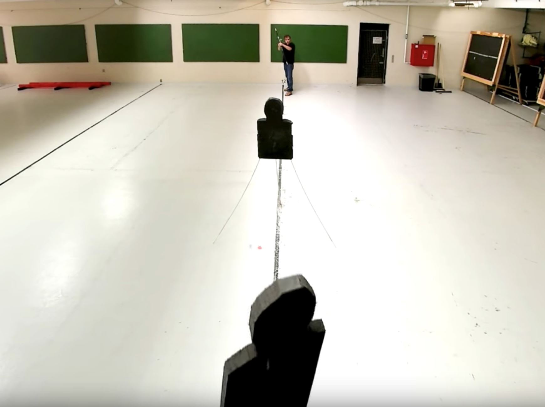 macam dalam filem, anak panah melencong elak halangan tepat kena sasaran