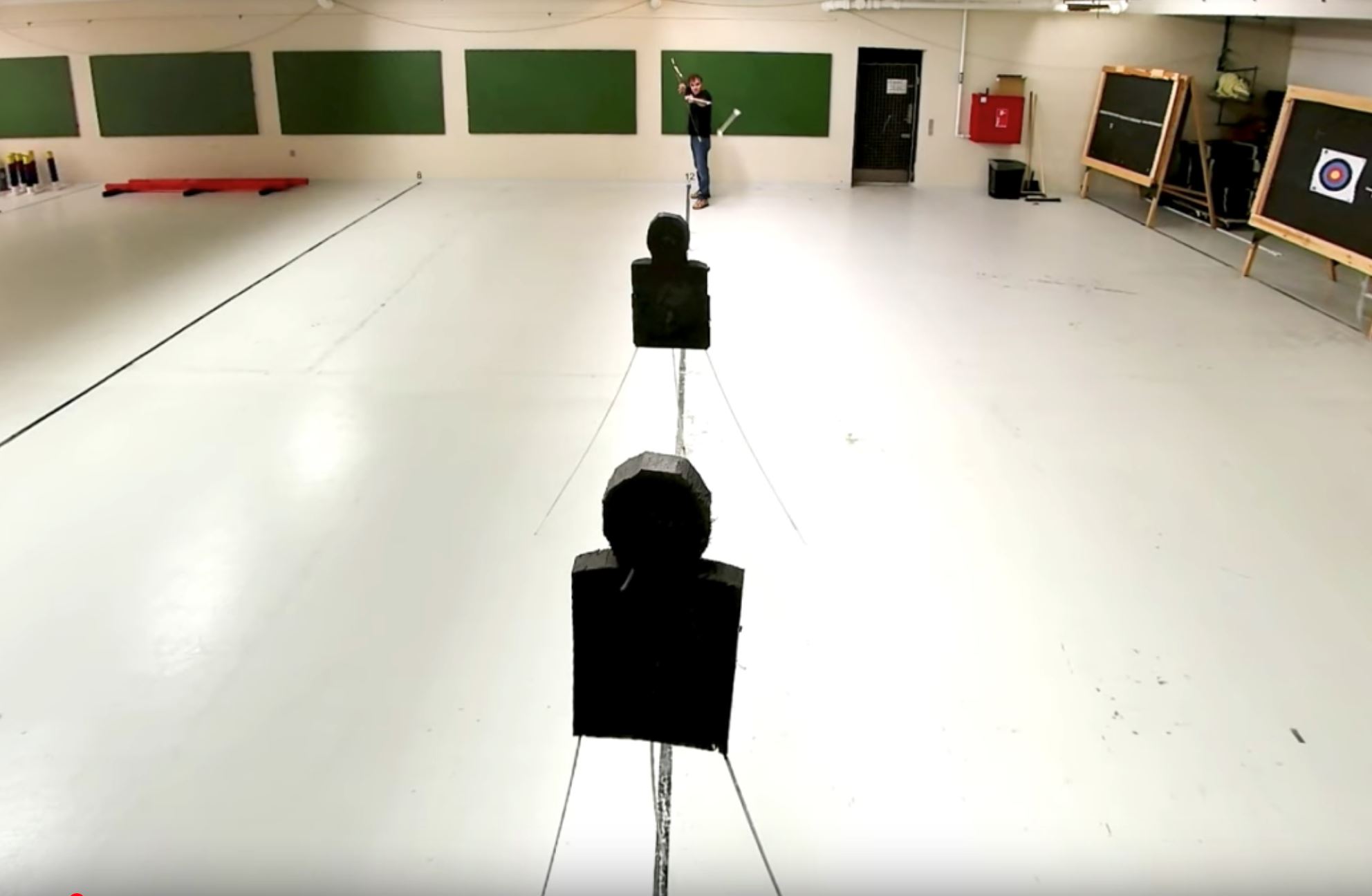 macam dalam filem, anak panah melencong elak halangan tepat kena sasaran