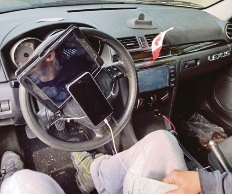 kemaruk gadjet sampai lekat telefon dan tablet pada stereng kereta