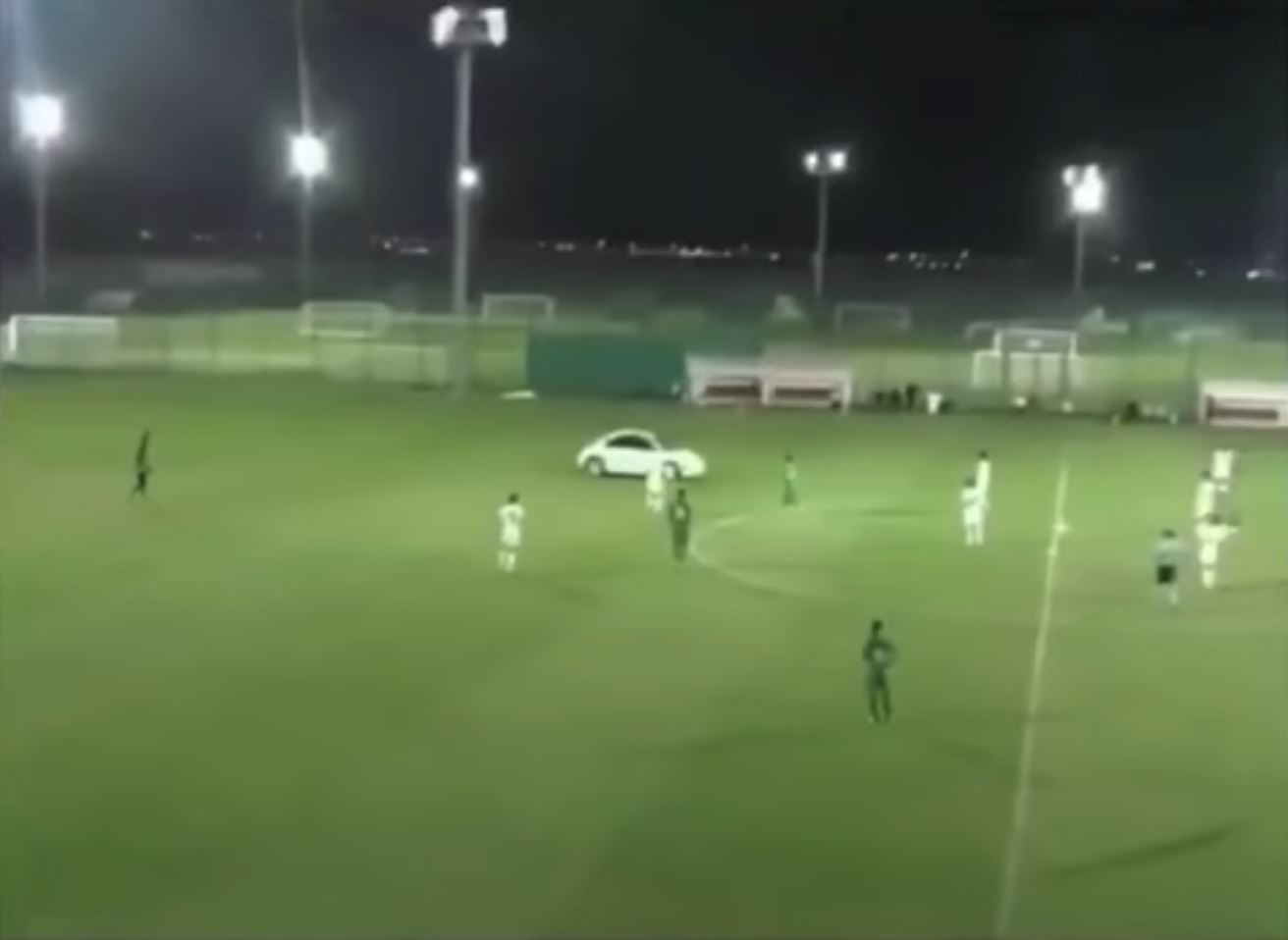 semua jadi blur tiba-tiba kereta masuk padang masa tengah main bola