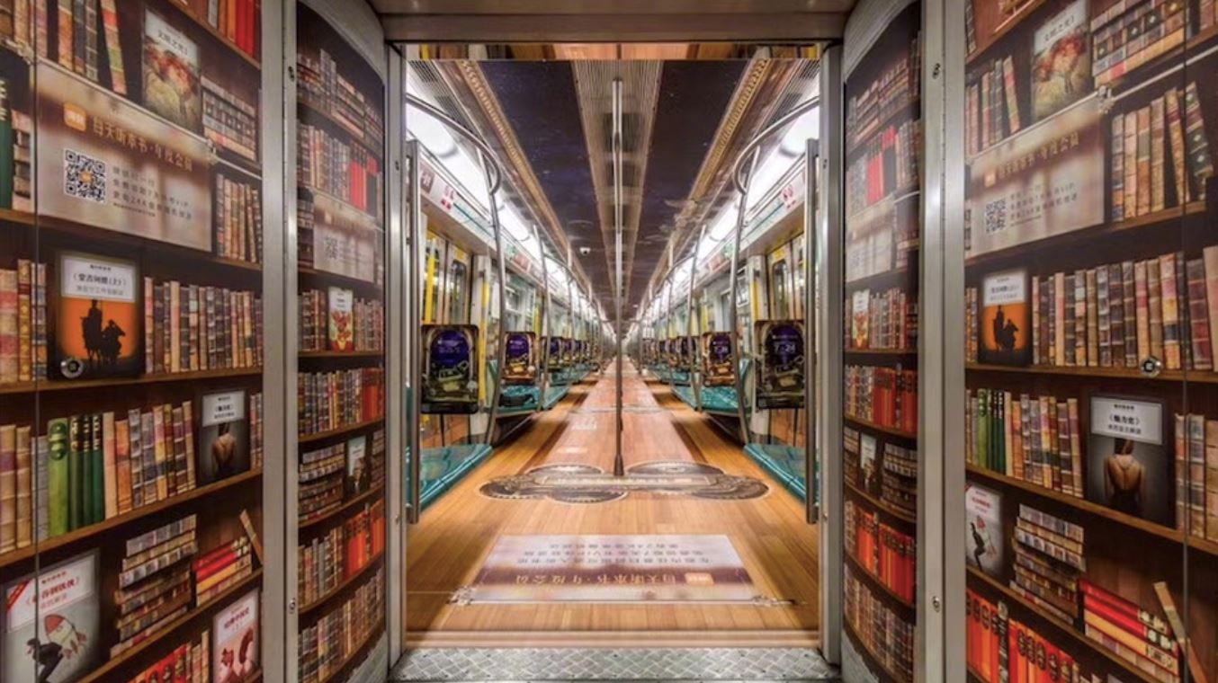 kereta api ubah jadi library bergerak, penumpang boleh dengar buku