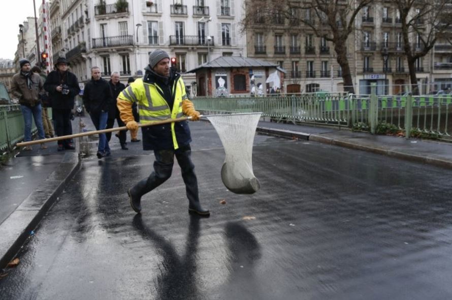 tengok apa yang ada di dasar terusan paling cantik di kota paris semasa dibersihkan