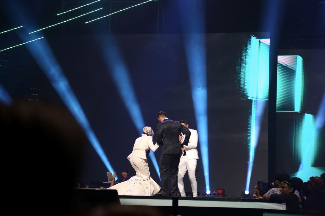 nasihat nabil pada neelofa semasa atas pentas dengan zul ariffin memang win !