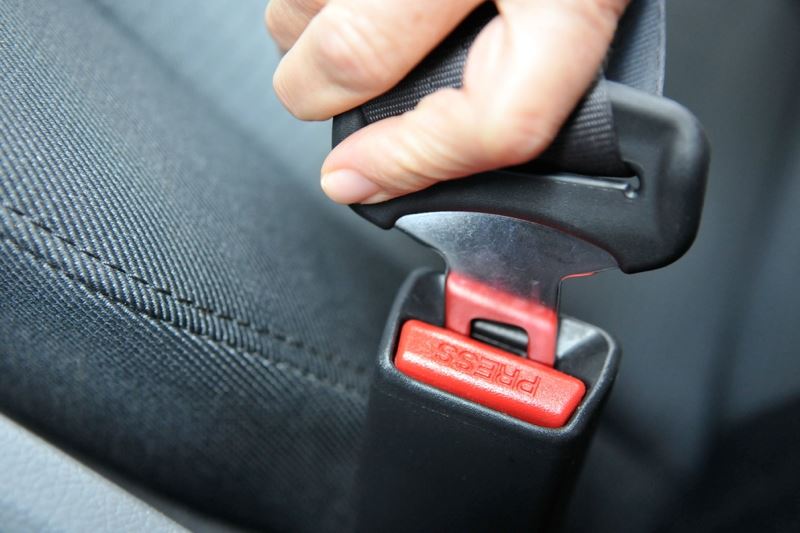 kenapa bahagian seat belt ni mesti warna merah ?