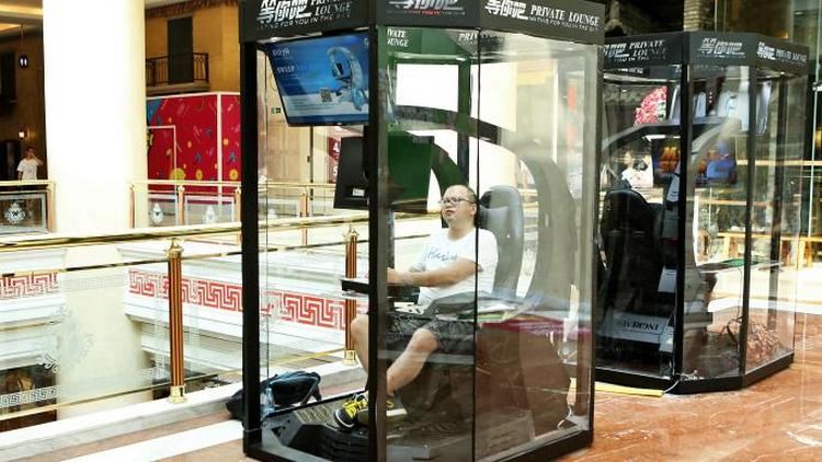 bilik simpan lelaki yang rimas ikut perempuan pergi shopping 