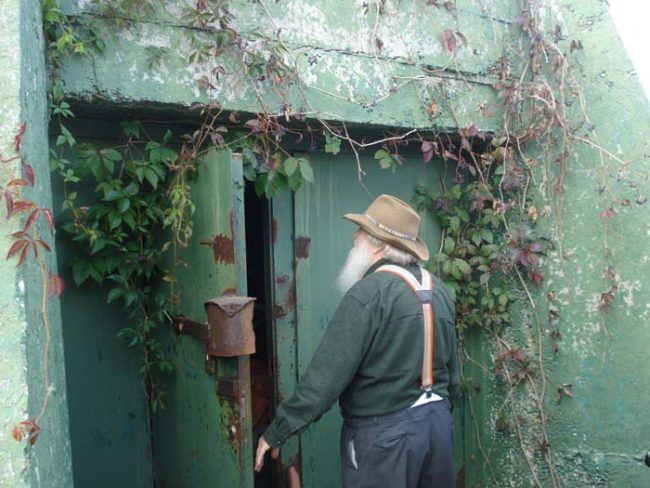 sejak 1980, 42 buah bas sekolah di tanam untuk jadi tempat sembunyi