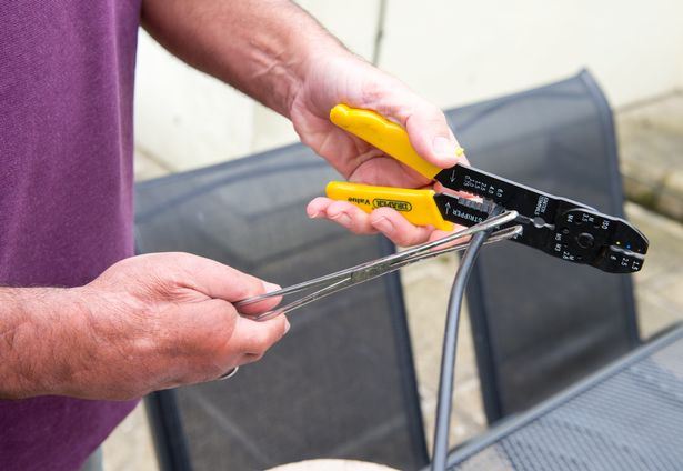 pindah jari kaki ke tangan supaya boleh belajar menulis semula
