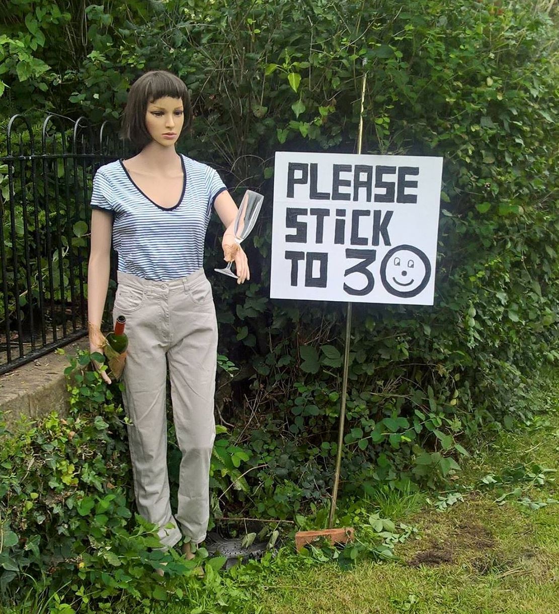 ingat wanita betul, pemandu perlahankan kenderaan di selekoh bila tengok patung ini