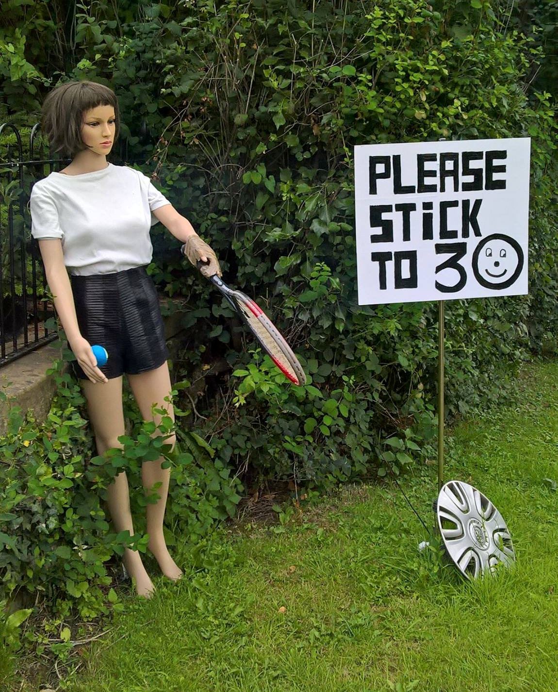 ingat wanita betul, pemandu perlahankan kenderaan di selekoh bila tengok patung ini