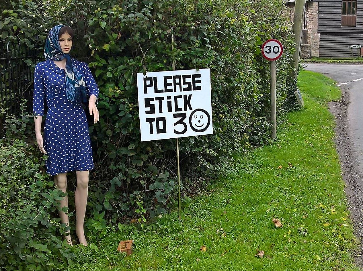 ingat wanita betul, pemandu perlahankan kenderaan di selekoh bila tengok patung ini