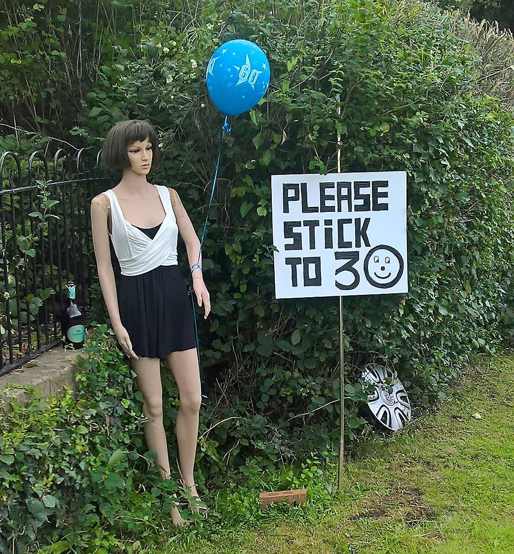 ingat wanita betul, pemandu perlahankan kenderaan di selekoh bila tengok patung ini