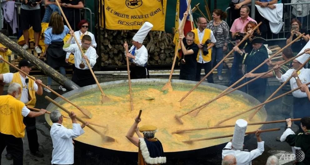 10,000 biji telur guna nak buat telur dadar gergasi 