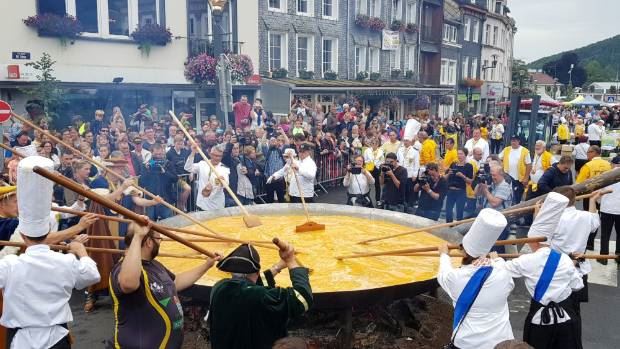 10,000 biji telur guna nak buat telur dadar gergasi 